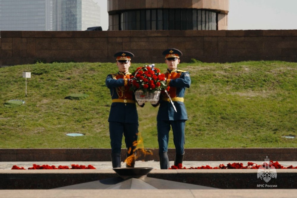 Курсанты выпускного курса Академии провели акцию памяти, посвященную бессмертному подвигу советского народа